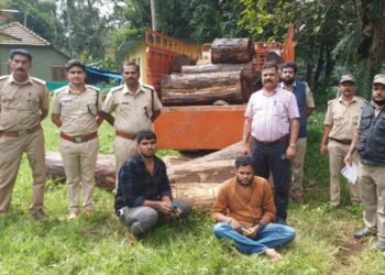 ಅಕ್ರಮ ಮರ ಸಾಗಾಟ ಪ್ರಕರಣ: ಸಂಪಾಜೆಯಲ್ಲಿ ಇಬ್ಬರು ಆರೋಪಿಗಳನ್ನು ಲಾರಿ ಸಹಿತ ಬಂಧಿಸಿದ ಅರಣ್ಯಾಧಿಕಾರಿಗಳು
