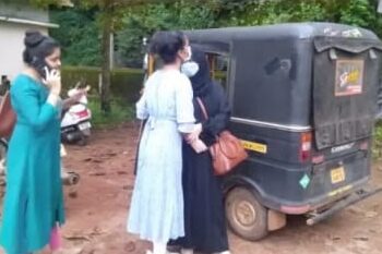 ಕಾರಿಂಜ ದೇವಸ್ಥಾನದ ಬಳಿ ಮುಸ್ಲಿಂ ಯುವಕರ ಜತೆ ಹಿಂದೂ ಯುವತಿಯರು: ಹಿಂ.ಜಾ.ವೇ ಕಾರ್ಯಕರ್ತರಿಂದ ದಾಳಿ