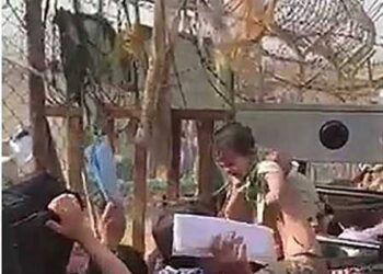 ಆಫ್ಘಾನಿಸ್ತಾನದಲ್ಲಿ ಪುಟ್ಟ ಮಕ್ಕಳನ್ನು ಏರ್ ಪೋರ್ಟ್ ನತ್ತ ಎಸೆದ ಮಹಿಳೆಯರು…ಹೃದಯವಿದ್ರಾವಕ ಘಟನೆ