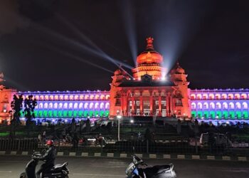 ತ್ರಿವರ್ಣ ಧ್ವಜದಿಂದ ಕಂಗೊಳಿಸುತ್ತಿರುವ ವಿಧಾನ ಸೌಧ, ಶಕ್ತಿ ಕೇಂದ್ರದಲ್ಲಿ ಕೇಸರಿ, ಬಿಳಿ, ಹಸಿರಿನ ಸಂಗಮ