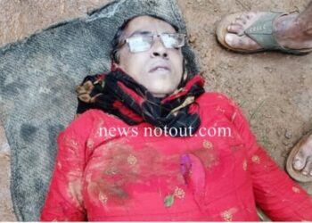 ರಸ್ತೆ ಬದಿಯಲ್ಲಿ ನಡೆದುಕೊಂಡು ಹೋಗುತ್ತಿದ್ದ ಮಹಿಳೆ ಮೇಲೆ ಮಗುಚಿ ಬಿದ್ದ ಲಾರಿ..!