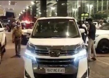 ವಿದೇಶ ಪ್ರವಾಸ ಮುಗಿಸಿ ಬರುತ್ತಿದ್ದಂತೆ ಮಾಜಿ ಸಿಎಂ ಯಡಿಯೂರಪ್ಪ 1 ಕೋಟಿ ರೂ. ಕಾರು ಖರೀದಿಸಿದ್ದಾದರೂ ಏಕೆ?