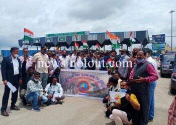 ಮಾಜಿ ಸೈನಿಕನಿಗೆ ಅಪಮಾನ: ಮಾಜಿ ಸೈನಿಕರಿಂದ ರಾಷ್ಟ್ರಧ್ವಜ ಹಿಡಿದು ನೆಲಮಂಗಲ ಟೋಲ್ ಗೆ ಮುತ್ತಿಗೆ