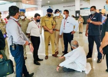 ವಿಮಾನ ನಿಲ್ದಾಣದ ನೆಲದಲ್ಲಿ ಕುಳಿತು ಚತ್ತೀಸ್ ಗಢ ಸಿಎಂ ಪ್ರತಿಭಟನೆ