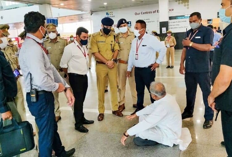 ವಿಮಾನ ನಿಲ್ದಾಣದ ನೆಲದಲ್ಲಿ ಕುಳಿತು ಚತ್ತೀಸ್ ಗಢ ಸಿಎಂ ಪ್ರತಿಭಟನೆ