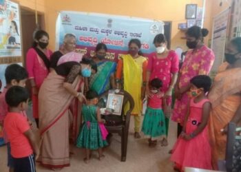 ಬೆರಗುಗಣ್ಣಿನಿಂದ ಗಾಂಧಿ ತಾತನ ನೋಡಿ ಸಂಭ್ರಮಿಸಿದ ಅಂಗನವಾಡಿ ಮಕ್ಕಳು