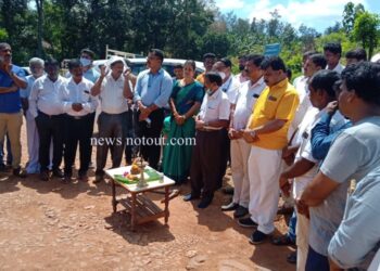 ಗೋಳಿತೊಟ್ಟು -ಕೊಕ್ಕಡ ರಸ್ತೆಗೆ ಸಚಿವ ಅಂಗಾರ ಗುದ್ದಲಿ ಪೂಜೆ, 2 ಕೋಟಿ ರೂ. ವೆಚ್ಚದಲ್ಲಿ ಕಾಂಕ್ರಿಟ್ ರಸ್ತೆ ನಿರ್ಮಾಣಕ್ಕೆ ಚಾಲನೆ