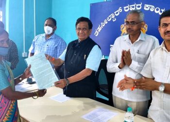 ಅಕ್ರಮ -ಸಕ್ರಮ ಯೋಜನೆಯಡಿ ಸಾಗುವಳಿ ಚೀಟಿ ವಿತರಿಸಿದ ಕೆ.ಜಿ.ಬೋಪಯ್ಯ