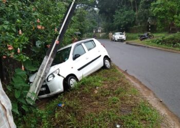 ದರ್ಖಾಸ್ತು : ಕಾರು ವಿದ್ಯುತ್ ಕಂಬಕ್ಕೆ ಡಿಕ್ಕಿ,  ಅಪಾಯದಿಂದ ಪಾರು