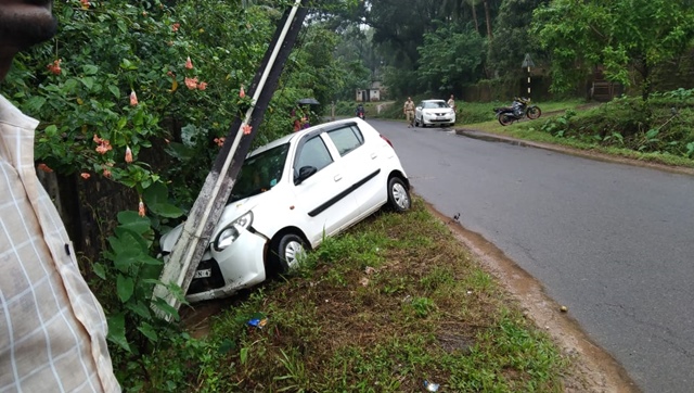 ದರ್ಖಾಸ್ತು : ಕಾರು ವಿದ್ಯುತ್ ಕಂಬಕ್ಕೆ ಡಿಕ್ಕಿ, ಅಪಾಯದಿಂದ ಪಾರು