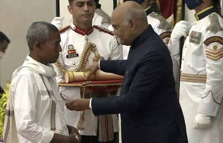 ಬಿಳಿ ಪಂಚೆ-ಶರ್ಟ್ ಧರಿಸಿ ಪದ್ಮಶ್ರೀ ಪ್ರಶಸ್ತಿ ಸ್ವೀಕರಿಸಿದ ಅಕ್ಷರ ಸಂತ ಹರೇಕಳ ಹಾಜಬ್ಬ
