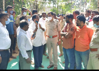 ಮೆಹಂದಿ ಸಂಭ್ರಮದಲ್ಲಿದ್ದವರ ಮೇಲೆ ಲಾಠಿ ಬೀಸಿದ ಪೊಲೀಸರು…!