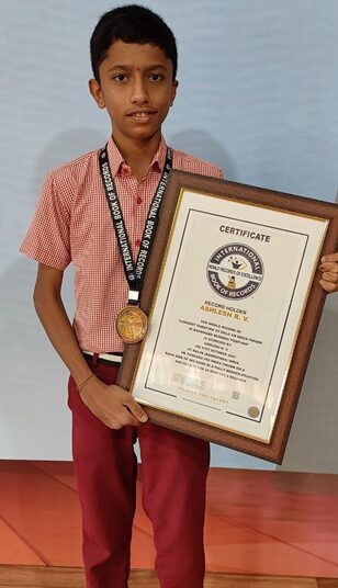 ತೋರು ಬೆರಳನ್ನು 32 ನಿಮಿಷ ಮಡಚಿ ಅಂತಾರಾಷ್ಟ್ರೀಯ ದಾಖಲೆ