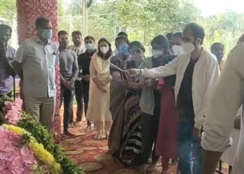 ಪುನೀತ್ ಸಮಾಧಿ ಮುಂದೆ ಅಭಿಮಾನಿಗಳಿಗೆ ಕುಟುಂಬ ಸಸಿ ಕೊಟ್ಟ ಹಿಂದಿದೆ ಕಾರಣ?