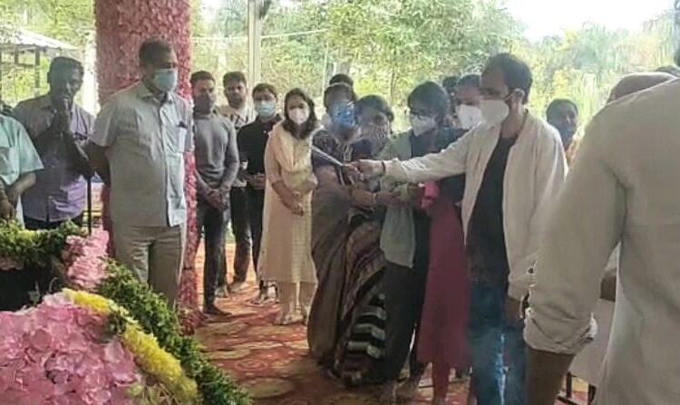 ಪುನೀತ್ ಸಮಾಧಿ ಮುಂದೆ ಅಭಿಮಾನಿಗಳಿಗೆ ಕುಟುಂಬ ಸಸಿ ಕೊಟ್ಟ ಹಿಂದಿದೆ ಕಾರಣ?