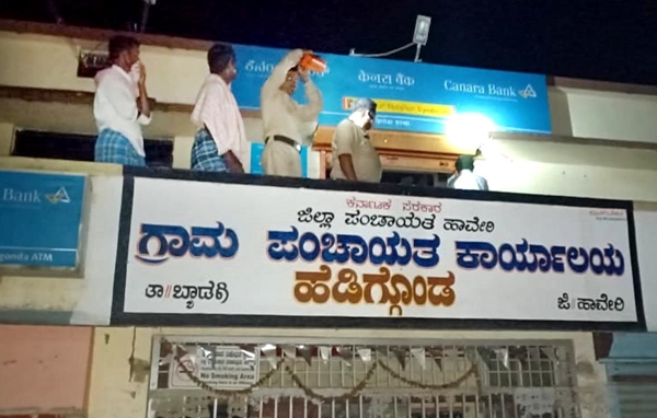 ಸಾಲ ಕೊಡಲಿಲ್ಲವೆಂದು ಸಿಟ್ಟೆದ್ದು ಕೆನರಾ ಬ್ಯಾಂಕಿಗೆ ಬೆಂಕಿ ಹಚ್ಚಿದ ಗ್ರಾಹಕ..!