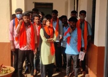 ಕಾಲೇಜಿಗೆ ಕೇಸರಿ ಶಾಲು ಧರಿಸಿ ಬಂದ ವಿದ್ಯಾರ್ಥಿಗಳು