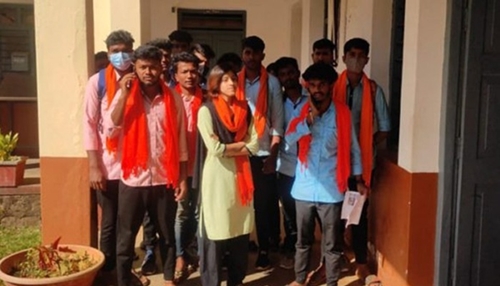 ಕಾಲೇಜಿಗೆ ಕೇಸರಿ ಶಾಲು ಧರಿಸಿ ಬಂದ ವಿದ್ಯಾರ್ಥಿಗಳು