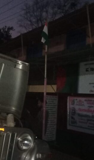 ಕಲ್ಲುಗುಂಡಿ: ಕತ್ತಲಲ್ಲೂ ಹಾರಾಡಿದ ರಾಷ್ಟ್ರಧ್ವಜ, ಫೋಟೋ ವೈರಲ್