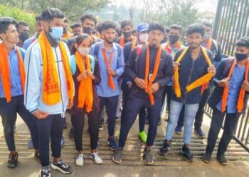 ಮಡಿಕೇರಿಗೂ ವ್ಯಾಪಿಸಿದ ಹಿಜಾಬ್ ವಿವಾದ, ಕೇಸರಿ ಧರಿಸಿ ಕಾಲೇಜಿಗೆ ಬಂದ ವಿದ್ಯಾರ್ಥಿ, ವಿದ್ಯಾರ್ಥಿನಿಯರು..!