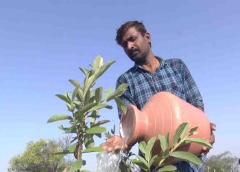 ಕೈ ತುಂಬ ಸಂಬಳ ತರುವ ಕೆಲಸ ಬಿಟ್ಟು ಏಕಾಂಗಿಯಾಗಿ ಬಾವಿ ತೋಡಿ ಬಂಗಾರ ಬೆಳೆದ ಎಂಟೆಕ್ ಪದವೀಧರ..!