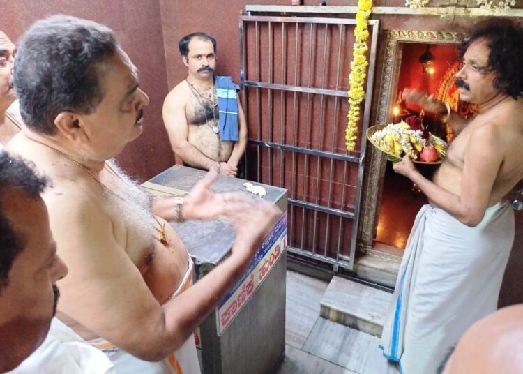 ಆರ್‌ಎಸ್‌ಎಸ್ ಕಾರ್ಯಕರ್ತನ ಹತ್ಯೆಗೆ ನಾನು ಕಾರಣನಲ್ಲ: ದೈವದ ಮುಂದೆ ಮಾಜಿ ಸಚಿವರ ಪ್ರಾರ್ಥನೆ