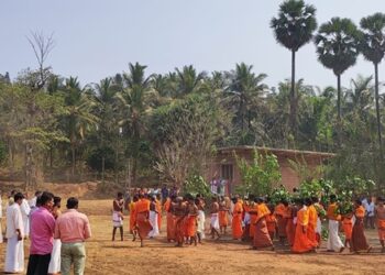 ಕಲ್ಲುಗುಂಡಿ: ಶ್ರೀ ಮಹಾವಿಷ್ಣು ಮೂರ್ತಿ ಒತ್ತೆಕೋಲಕ್ಕೆ ಕೊಳ್ಳಿ ಕಡಿಯುವ ಕಾರ್ಯಕ್ರಮ