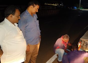 ಕಲ್ಲುಗುಂಡಿ: ಸೇತುವೆ ತಡೆಗೋಡೆಗೆ ರಿಫ್ಲೆಕ್ಟರ್ ಅಳವಡಿಕೆ 