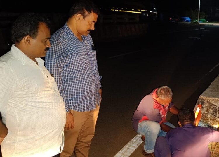 ಕಲ್ಲುಗುಂಡಿ: ಸೇತುವೆ ತಡೆಗೋಡೆಗೆ ರಿಫ್ಲೆಕ್ಟರ್ ಅಳವಡಿಕೆ