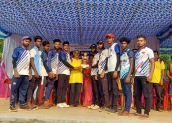 ದೇವಚಳ್ಳ ಕ್ರಿಕೆಟ್‌: ಗೆದ್ದ ಹಣ ಶಾಲೆಗೆ ಕೊಟ್ಟು ಮಾದರಿಯಾದ ಮರ್ಕಂಜ ತಂಡ