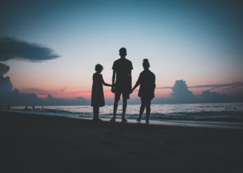 ವಾಟ್ಸಪ್  ಕೊಟ್ಟ ತ್ರಿಮೂರ್ತಿ ಅಕ್ಕಂದಿರ ಕಥೆ