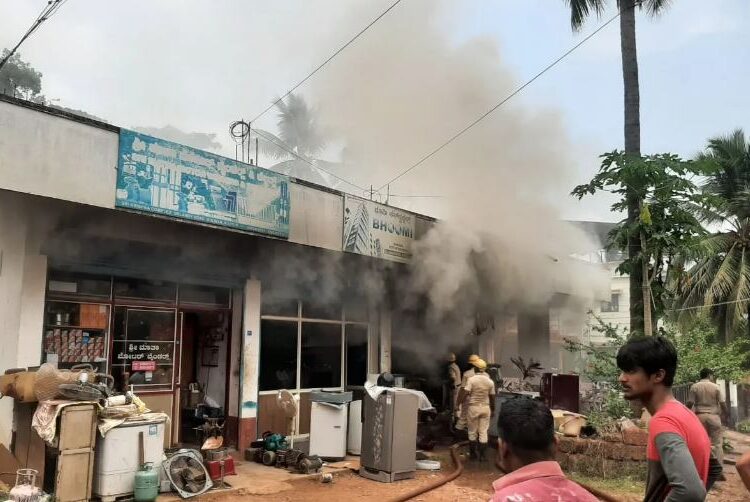 ಪುತ್ತೂರಿನಲ್ಲಿ ಹೊತ್ತಿ ಉರಿದ ಶಾಪ್, ಲಕ್ಷಾಂತರ ರೂ. ನಷ್ಟ