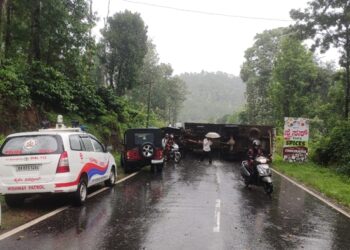 ಮಗುಚಿ ಬಿದ್ದ ಲಾರಿ, ಮೈಸೂರು-ಮಡಿಕೇರಿ ರಸ್ತೆ ಸಂಚಾರ ಬಂದ್