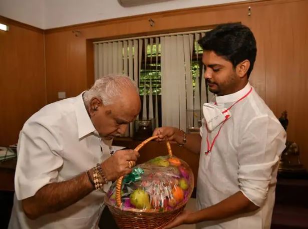 ಯಡಿಯೂರಪ್ಪ ಕೈಗೆ ಒಂದೂವರೇ ತೆಂಗಿನ ಕಾಯಿ ಇಟ್ರಾ ವಿನಯ್ ಗುರೂಜಿ?