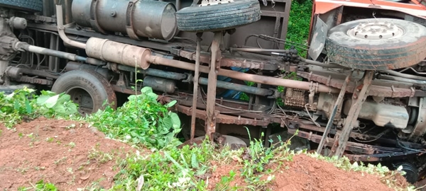 ಕಡೆಪಾಲದಲ್ಲಿ ಮಗುಚಿಬಿದ್ದ ಕಂಟೇನಾರ್ ಲಾರಿ