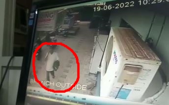 ಕಲ್ಲುಗುಂಡಿಯಲ್ಲಿ ರೈನ್ ಕೋಟ್ ಕಳ್ಳನ ಕೈಚಳಕ..!