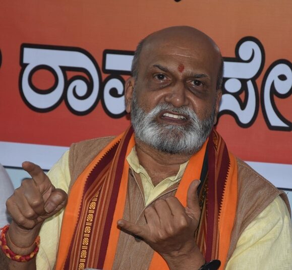 ಆದೇಶ ಪಾಲಿಸದಿದ್ದರೆ ಗುಂಡು ಹೊಡೆಯುವೆ: ಮುತಾಲಿಕ್
