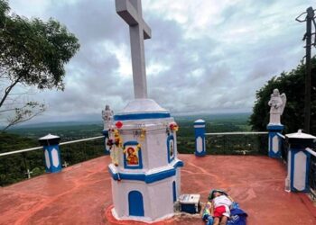 ಮಗುವನ್ನು ಏಸುವಿನ ಶಿಲುಬೆ ಬಳಿ ಮಲಗಿಸಿದ ಹೆತ್ತವರು..!