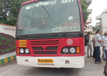 ಬಸ್ ನಿಂದ ಇಳಿದು ಕಾಲಿಗೆ ಬುದ್ಧಿ ಹೇಳಿದ ನಕಲಿ ಅಧಿಕಾರಿ