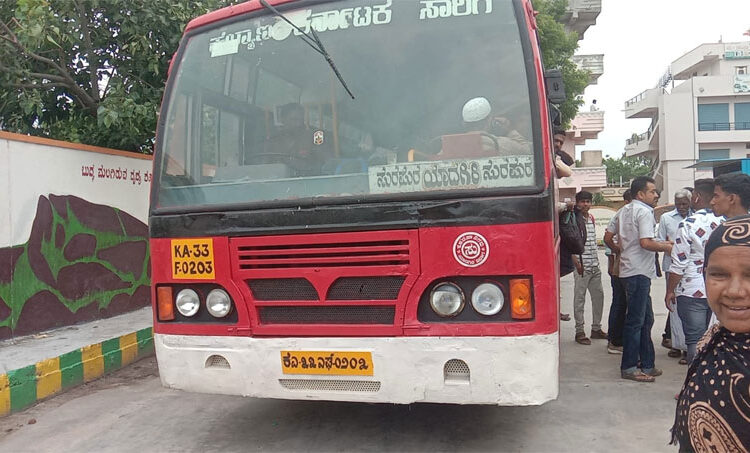 ಬಸ್ ನಿಂದ ಇಳಿದು ಕಾಲಿಗೆ ಬುದ್ಧಿ ಹೇಳಿದ ನಕಲಿ ಅಧಿಕಾರಿ