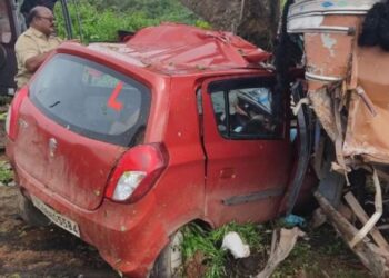 ಲಾರಿ ಡಿಕ್ಕಿ: ಕಾರಿನಲ್ಲಿದ್ದ ಒಂದೇ ಕುಟುಂಬದ ನಾಲ್ವರು ಸ್ಥಳದಲ್ಲೇ ಸಾವು