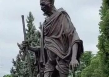 ಗಾಂಧಿ ಪ್ರತಿಮೆ, ವಿಷ್ಣು ದೇವಾಲಯದ ಪ್ರತಿಮೆ ಭಗ್ನ