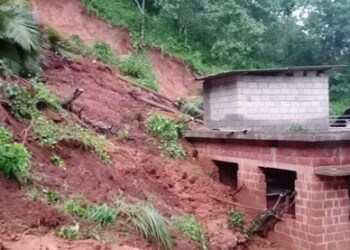 ಗೃಹ ಪ್ರವೇಶಕ್ಕೆ ಸಿದ್ಧವಾಗುತ್ತಿದ್ದ ಮನೆ ಮೇಲೆ ಬರೆ ಕುಸಿತ