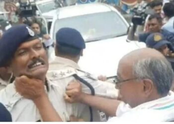 ಪೊಲೀಸ್ ಕಾಲರ್ ಹಿಡಿದು ಮಾಜಿ ಸಿಎಂ ರಂಪಾಟ