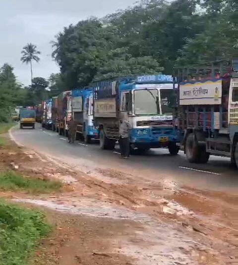 ಸಂಪಾಜೆ ಗೇಟ್ ನಲ್ಲಿ ನಿಂತಿದ್ದ ಲಾರಿಗಳಿಗೆ ಸಂಚಾರದ ಅವಕಾಶ