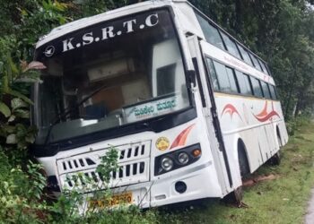 ಗೂನಡ್ಕ:  ಚರಂಡಿಗೆ ಬಿದ್ದ ರಾಜಹಂಸ ಬಸ್