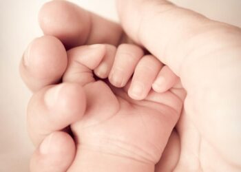 ಕಾರಿನಲ್ಲೇ ಗಂಡು ಮಗುವಿಗೆ ಜನ್ಮ ನೀಡಿದ ಮಹಿಳೆ