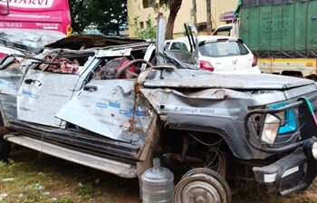 ಭೀಕರ ಅಪಘಾತ: ತಂದೆ, ತಾಯಿ, ಪುತ್ರ ಸೇರಿ 9 ಮಂದಿ ಸಾವು