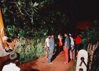 ಜಸ್ಟ್ ಮಿಸ್: ಮನೆ ಮೇಲೆ ಬೀಳುತ್ತಿದ್ದ ಟಿಪ್ಪರ್‌ ತೆರವು