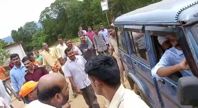 ಹರಿಹರ-ಪಲ್ಲತ್ತಡ್ಕ: ಮದ್ಯದಂಗಡಿ ವಿರುದ್ಧ ಭುಗಿಲೆದ್ದ ಆಕ್ರೋಶ